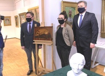 Dzieło „Ibisy” prezentują (od lewej) Leszek Ruszczyk, Magdalena Kołtunowicz i Adam Duszyk.