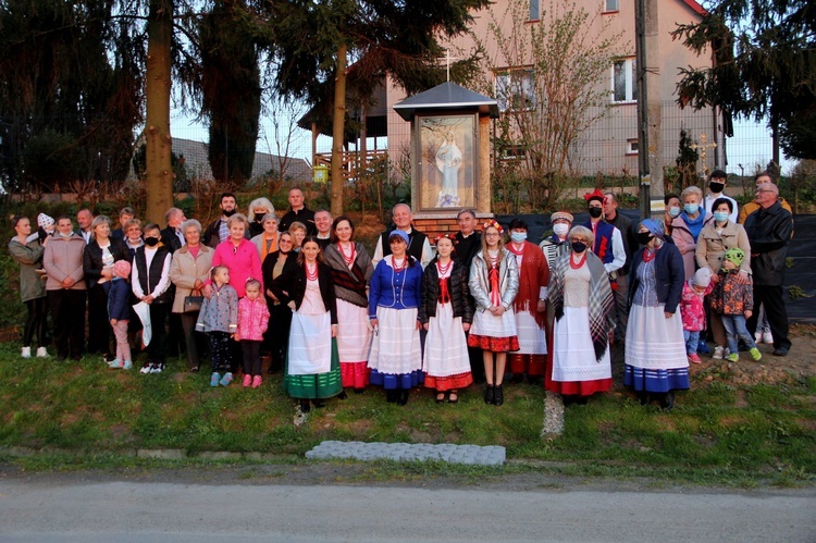 Łękawka. Poświęcenie kapliczki Matki Bożej Królowej Pokoju