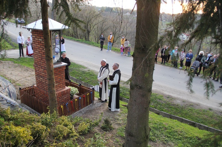 Łękawka. Poświęcenie kapliczki Matki Bożej Królowej Pokoju