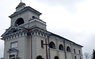 Kościół w Petrykozach jest budowlą klasycystyczną, to dzieło Jana Chrystiana Kamsetzera, architekta króla Stanisława Augusta Poniatowskiego.