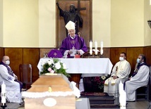 Biskup senior w czasie Mszy św. w cmentarnej kaplicy.