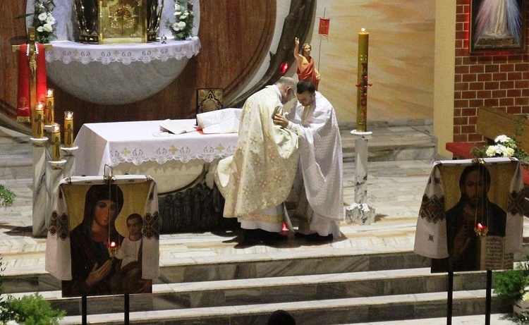 Ks. Adrian Łychacz i ks. Przemysław Sawa w czasie świątecznej liturgii greckokatolickej na Leszczynach.