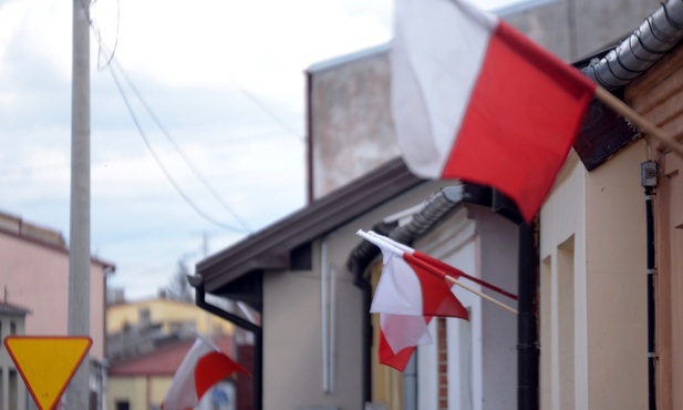 Tak, jak w latach ubiegłych, flagi państwowe pojawiły się nie tylko przed urzędami czy instytucjami, ale także przy prywatnych posesjach. Szczególnie dużo pojawiło się ich w Odrzywole.