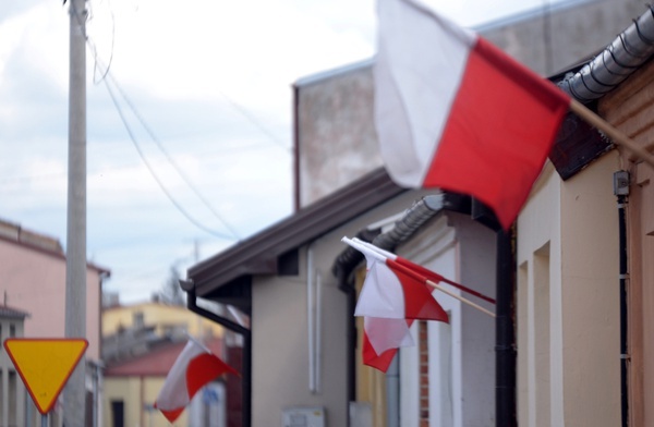 Tak, jak w latach ubiegłych, flagi państwowe pojawiły się nie tylko przed urzędami czy instytucjami, ale także przy prywatnych posesjach. Szczególnie dużo pojawiło się ich w Odrzywole.