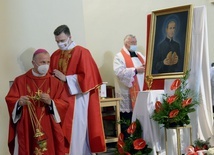 Okadzenie relikwii i obrazu bł. ks. Bolesława Strzeleckiego.