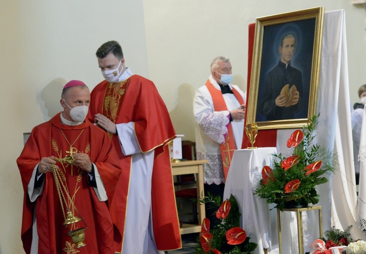 Okadzenie relikwii i obrazu bł. ks. Bolesława Strzeleckiego.