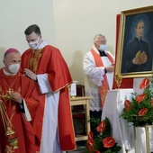 Okadzenie relikwii i obrazu bł. ks. Bolesława Strzeleckiego.