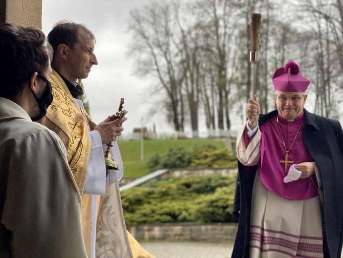 Powitanie biskupa w drzwiach sanktuarium.