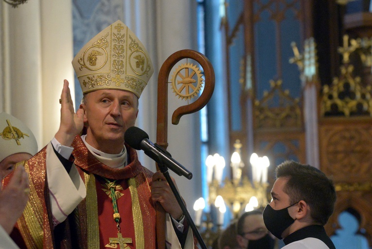 Transmisje Mszy św. celebrowanych przez bp. Marka Solarczyka przeprowadzi Radio Plus Radom.