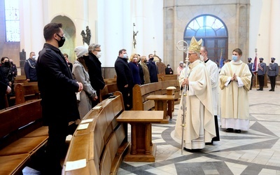 Abp Skworc: Zwycięskie dzieło powstańców służy ojczyźnie