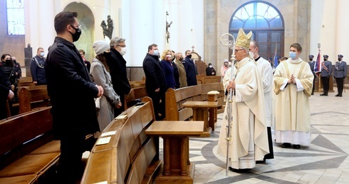 Abp Skworc: Zwycięskie dzieło powstańców służy ojczyźnie