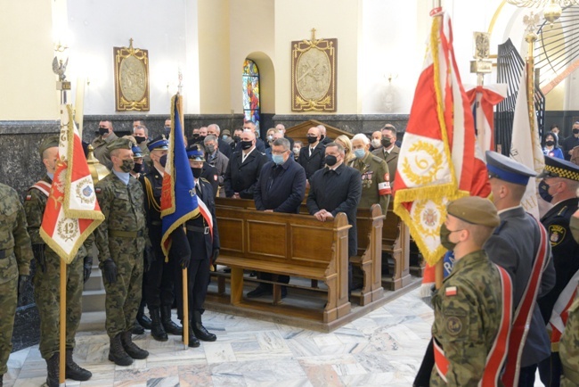 W uroczystości wzięli udział przedstawiciele rządu, parlamentu, także europejskiego, i władz różnego szczebla oraz kombatanci i poczty sztandarowe.