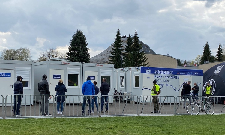 Mobilny punkt szczepień w Chorzowskim Parku.