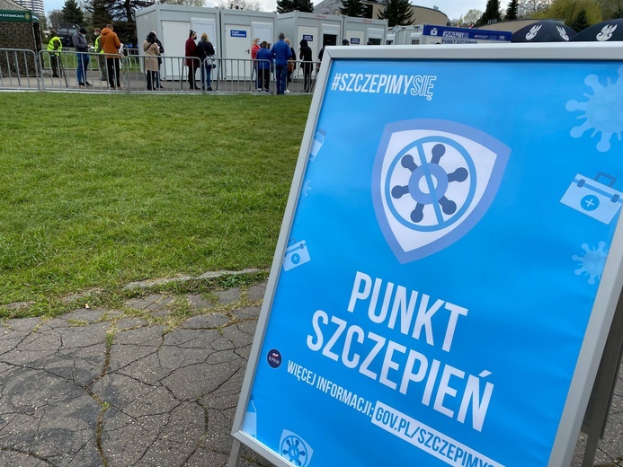 Mobilny punkt szczepień w Chorzowskim Parku.