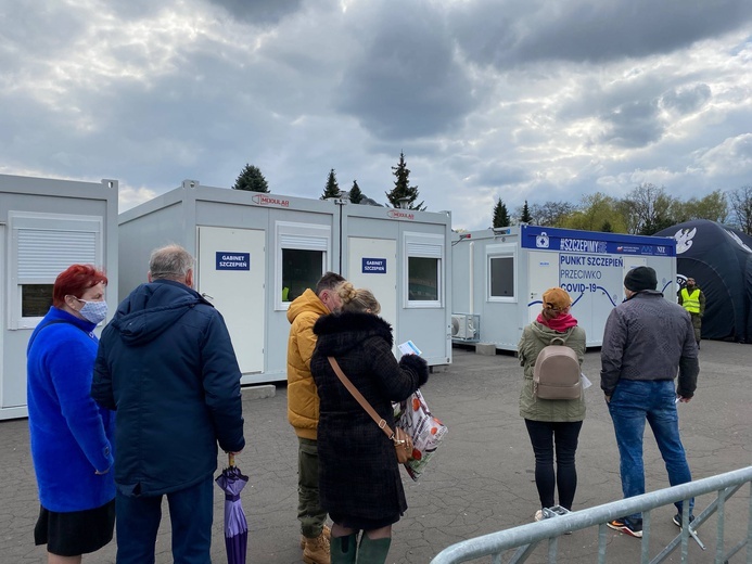 Mobilny punkt szczepień w Chorzowskim Parku.