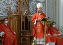 Z ordynariuszem radomskim Eucharystię celebrowali księża pracujący w katedrze oraz ks. Wojciech Wojtyła (z lewej), diecezjalny duszpasterz nauczycieli i wychowawców, pracownik Wydziału Katechetycznego kurii.