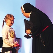 Siostra Dominika gratulowała najmłodszym uczestnikom muzycznego wydarzenia.