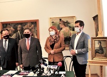 Obok zakupionego obrazu od lewej Adam Struzik, Leszek Ruszczyk, Paulina Szymalak-Bugajska i Tomasz Dziewicki, przedstawiciel domu aukcyjnego Desa Unicum.