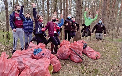 W dwóch akcjach sprzątania Sanny i okolic wzięło udział ponad 120 osób.