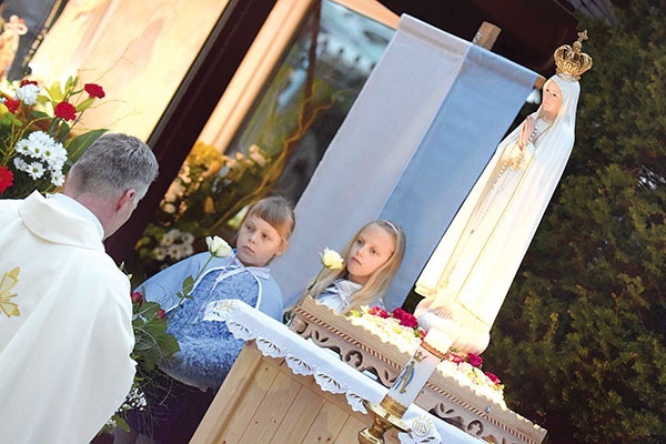 O. Zdzisław Świniarski SSCC przed figurą Maryi.