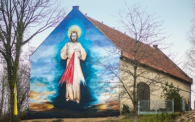 Mural góruje nad wioską. Zdaniem Mariusza Mikołajka  jest świadectwem wiary i pobożności jej mieszkańców. 