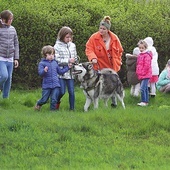 Husky uwielbiają być w ruchu, dlatego spotkanie z dziećmi jest dla nich radością. 