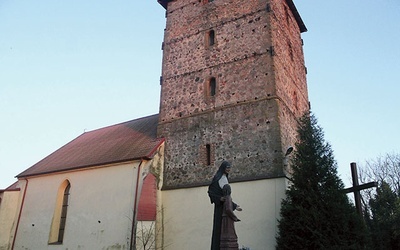 	 W 2020 roku w pobliżu kościoła stanął pomnik patronki. 