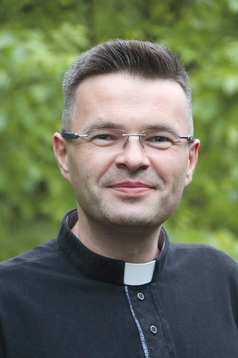▲	– Tutaj, jak pokazuje historia, krzyżowały się losy wielu narodów – podkreśla kapłan.