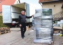 Proboszcz przy załadunku.