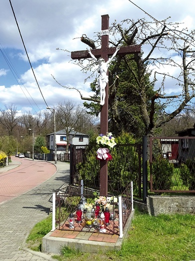 Krucyfiks na Gaidzikowych Górkach upamiętnia zlikwidowany w latach 30. XX w. cmentarz choleryczny  na granicy Rokitnicy i Helenki.