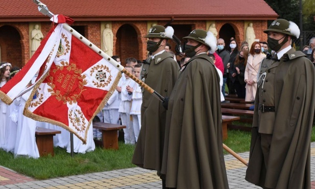 Poczet sztandarowy I Batalionu Czołgów im. płk. Józefa Koczwary z Żurawicy.