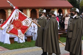 Poczet sztandarowy I Batalionu Czołgów im. płk. Józefa Koczwary z Żurawicy.