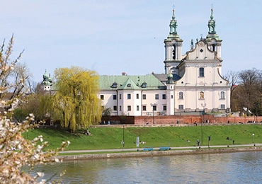 Kościół i klasztor na Skałce widziane od strony Wisły.