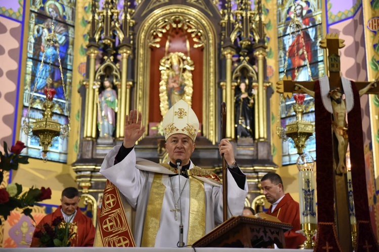 Bp Artur Ważny błogosławi młodych.