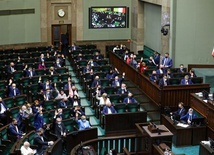 Nowy sondaż: PiS wygrywa, ale z takim wynikiem nie mógłby samodzielnie rządzić