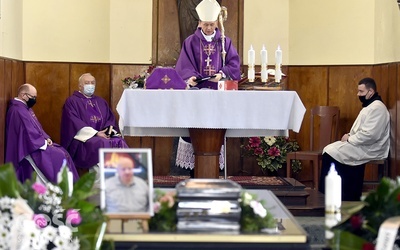 Mszę pogrzebową biskup pomocniczy odprawił w kaplicy cmentarnej przy ul. Brzozowej.