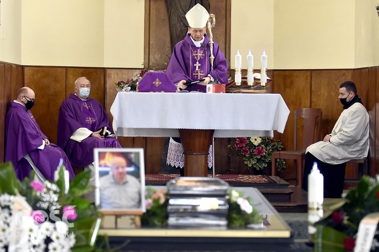 Mszę pogrzebową biskup pomocniczy odprawił w kaplicy cmentarnej przy ul. Brzozowej.