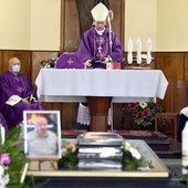 Mszę pogrzebową biskup pomocniczy odprawił w kaplicy cmentarnej przy ul. Brzozowej.