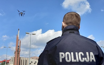 Będzin. Pierwsze loty policyjnego drona. Skontroluje przejścia dla pieszych i kierowców korzystających z telefonu