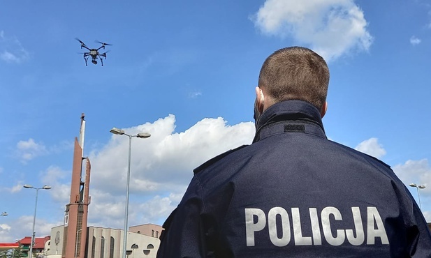 Będzin. Pierwsze loty policyjnego drona. Skontroluje przejścia dla pieszych i kierowców korzystających z telefonu