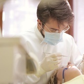 Bakterie w jamie ustnej mogą mieć związek z reumatoidalnym zapaleniem stawów