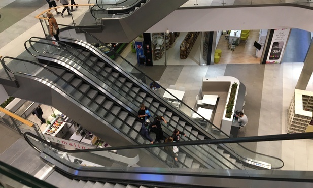 Region. Tłumy przed galeriami. Parkingi pękają w szwach