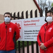 - Informujcie osoby bezdomne, aby do nas przychodziły po skierowania - apelują streetworkerzy CDR Dagmara Kornacka i Maciej Felis.