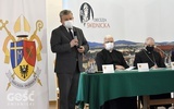 Wacław W. Szetelnicki prezentujący symbolikę herbu diecezji.