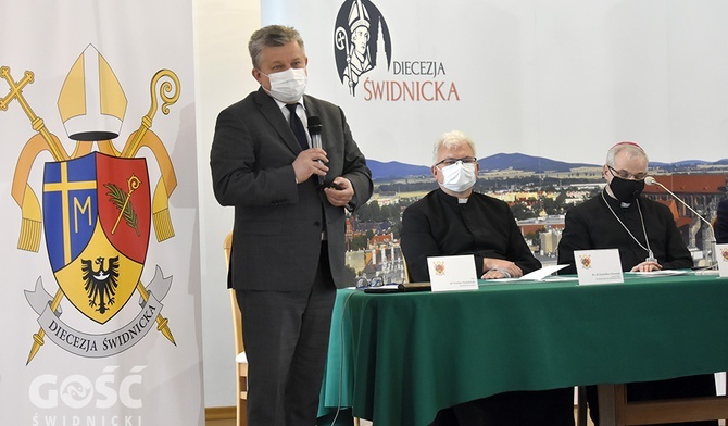 Wacław W. Szetelnicki prezentujący symbolikę herbu diecezji.