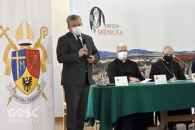 Wacław W. Szetelnicki prezentujący symbolikę herbu diecezji.