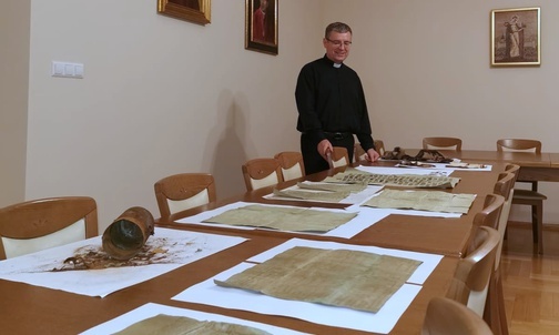 Na wieży sądeckiej bazyliki znaleziono kapsułę czasu