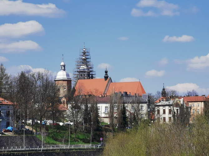 Sądecka bazylika pięknieje z dnia na dzień