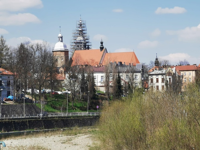 Sądecka bazylika pięknieje z dnia na dzień