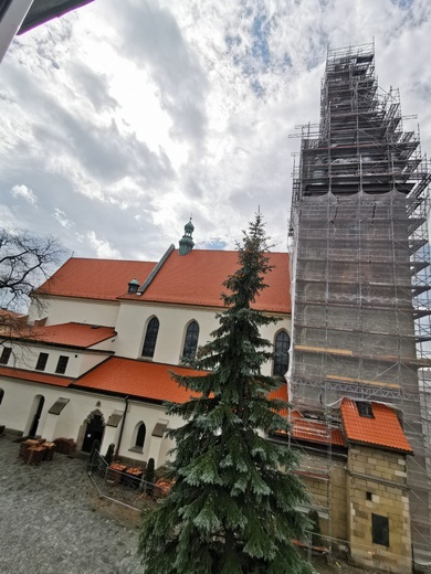 Sądecka bazylika pięknieje z dnia na dzień